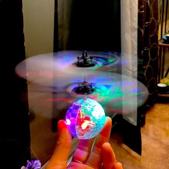 😘 Hovering/flying multi colored disco ball (entertained for hours!!! - Picture 1 of 6